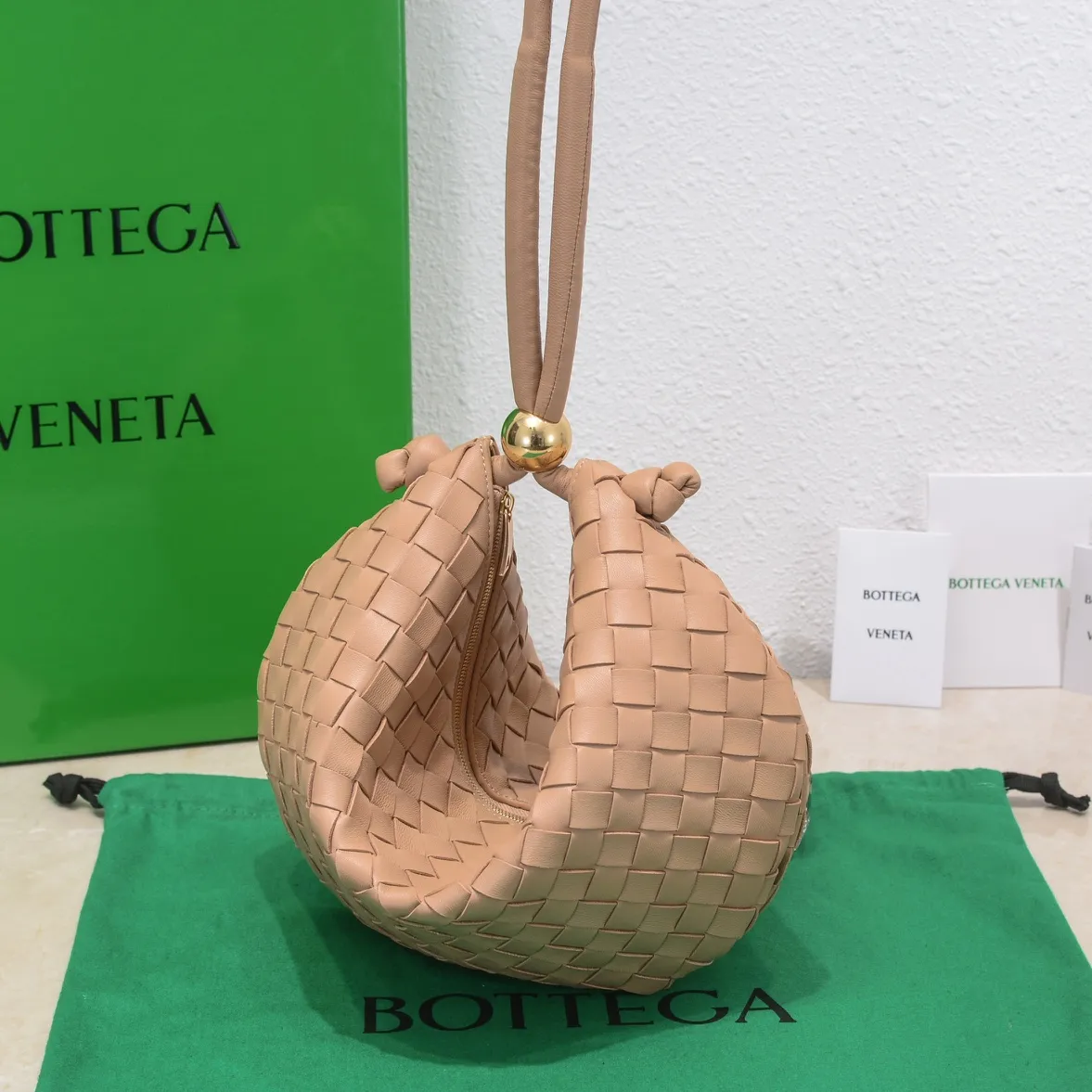 Batch 1260 BV has released a new product. TURN # Recommended new popular style is still the classic woven logo that we can recognize at a glance. It is really a unique style that is familiar and unfamiliar! Made of sheepskin woven with beautiful gold beads on the shoulder straps for free adjustment. When in use, you can switch between the shoulder and handle bag at will. It has a concave and convex shape anytime and anywhere. It is a practical king with a unique personality. With the right color combination, it can be sweet or salty. It is full of style. Summer catwalk style is beautiful. Pull it out quickly. Size: 40*3*24, model: 6699-3#